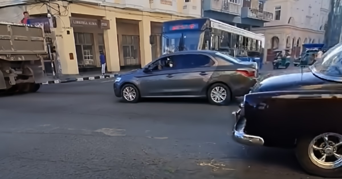 Without electricity, without order, and without shame: MININT blames the drivers for the traffic chaos in Havana