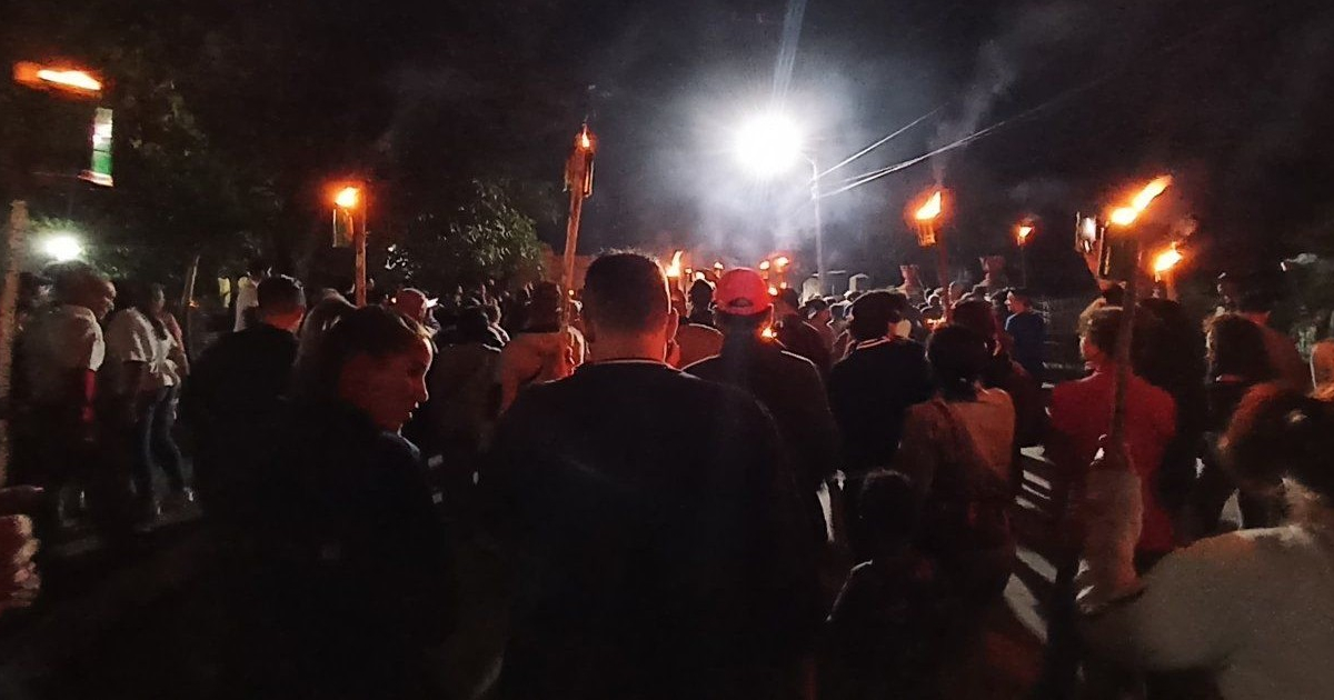 Torch night and blackouts in Cuba: The country is illuminated by fire amid a deficit of nearly 2,000 MW