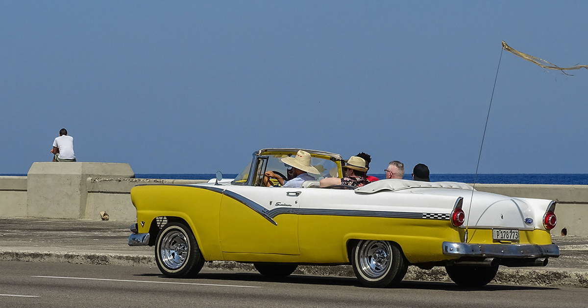 Havana without tourists: classic car drivers lower their prices and fear running out of fuel and a future
