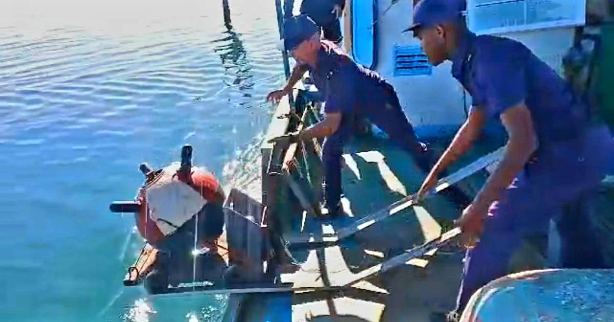 Cuban Navy's "Unbeatable Defense" Display with Outdated Mines and Fishing Boats Sparks Online Concern