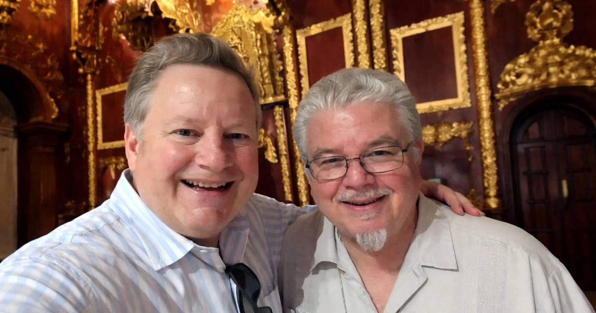 Mike Hammer visits Father José Conrado and responds to communists who insulted him in Trinidad