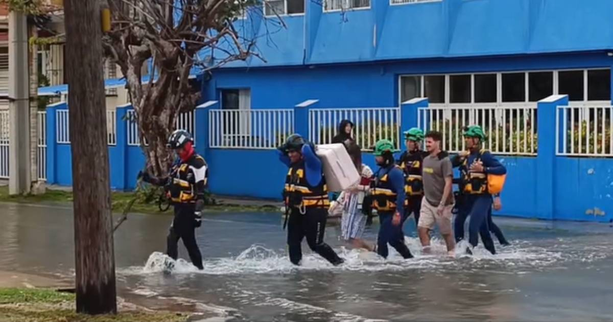 Newlyweds Rescued from Rising Tides Along Havana's Malecón