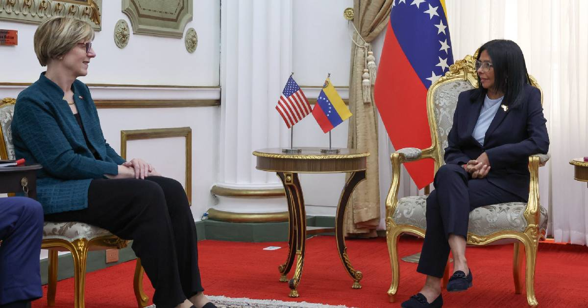Delcy Rodríguez meets with the Chargé d'Affaires of the U.S. in Venezuela