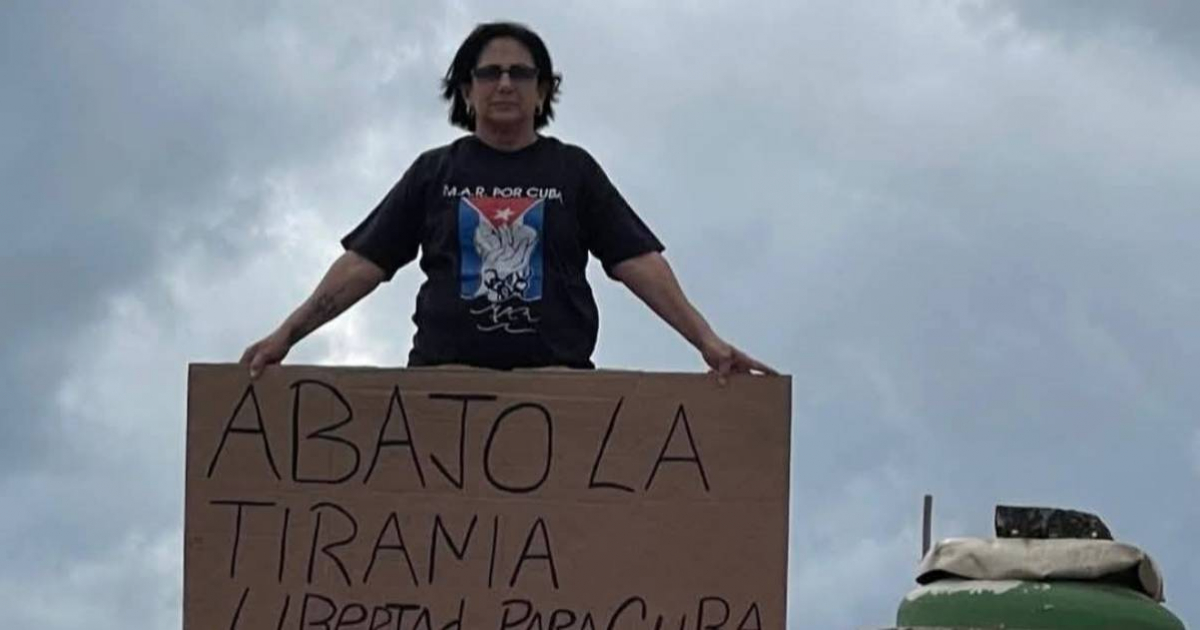 Cuban regime prevents the entry of Dama de Blanco Leticia Ramos and sends her back to Miami