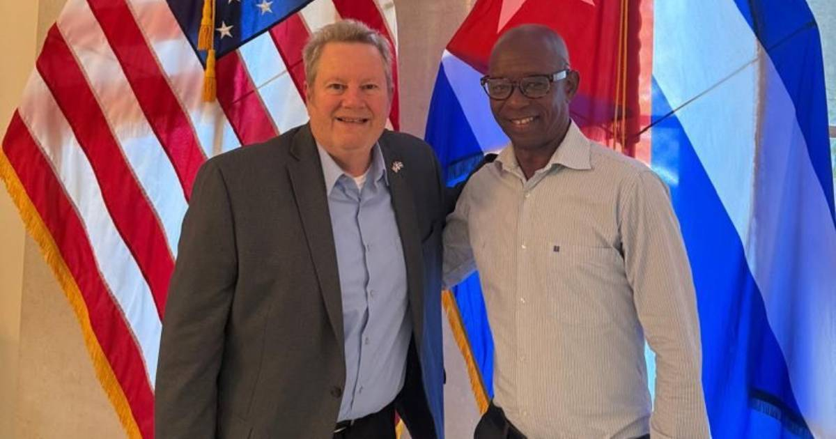 Mike Hammer meets with Manuel Cuesta Morúa following criticism of the U.S. strategy on Cuba