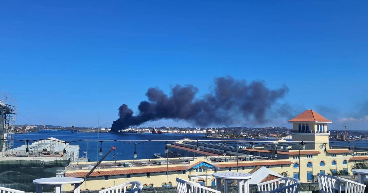 This is what the fire looked like at the Ñico López refinery: A tall column of smoke rose above Havana