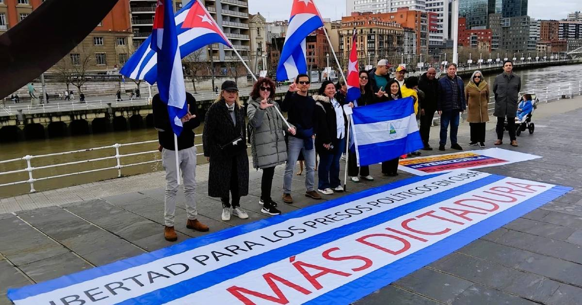 From Bilbao, Cubans and their allies raise their voices: “Freedom for our prisoners, freedom for Cuba.”