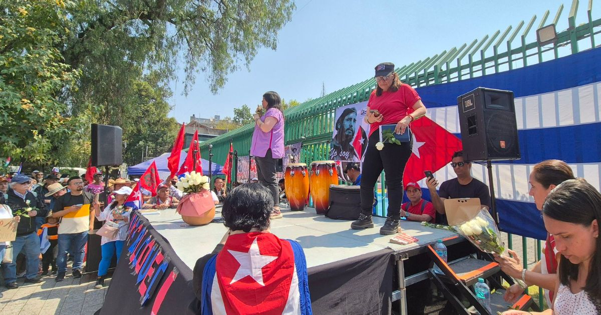 Supporters of the Cuban regime gather in Mexico and call for the resumption of oil shipments