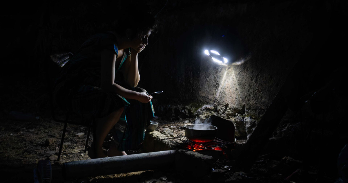 "Long before Trump, this was already happening": Cubans lash out at Cubadebate after a video of a father cooking with firewood