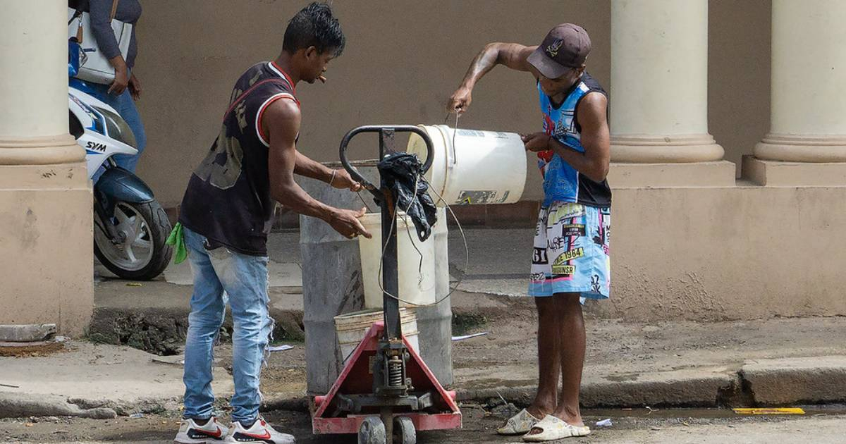 "I buy a little water to bathe my grandmother and my child": A plea that shakes Cuba