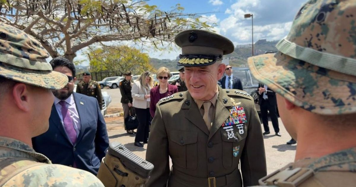 The U.S. reinforces its presence in Venezuela with the visit of the head of Southern Command