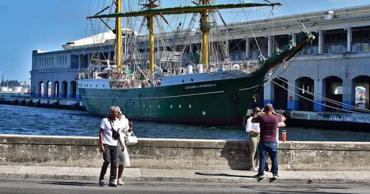 Impressive German sailboat amazed in Havana Bay amid fuel crisis