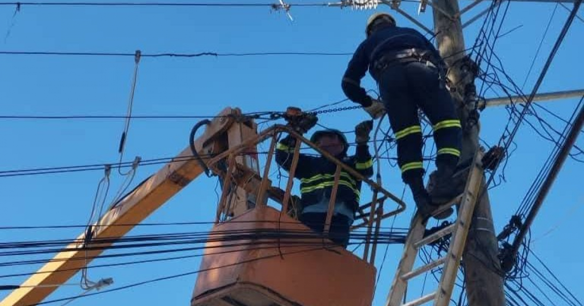 The injured electrical worker in the accident in Havana has been identified