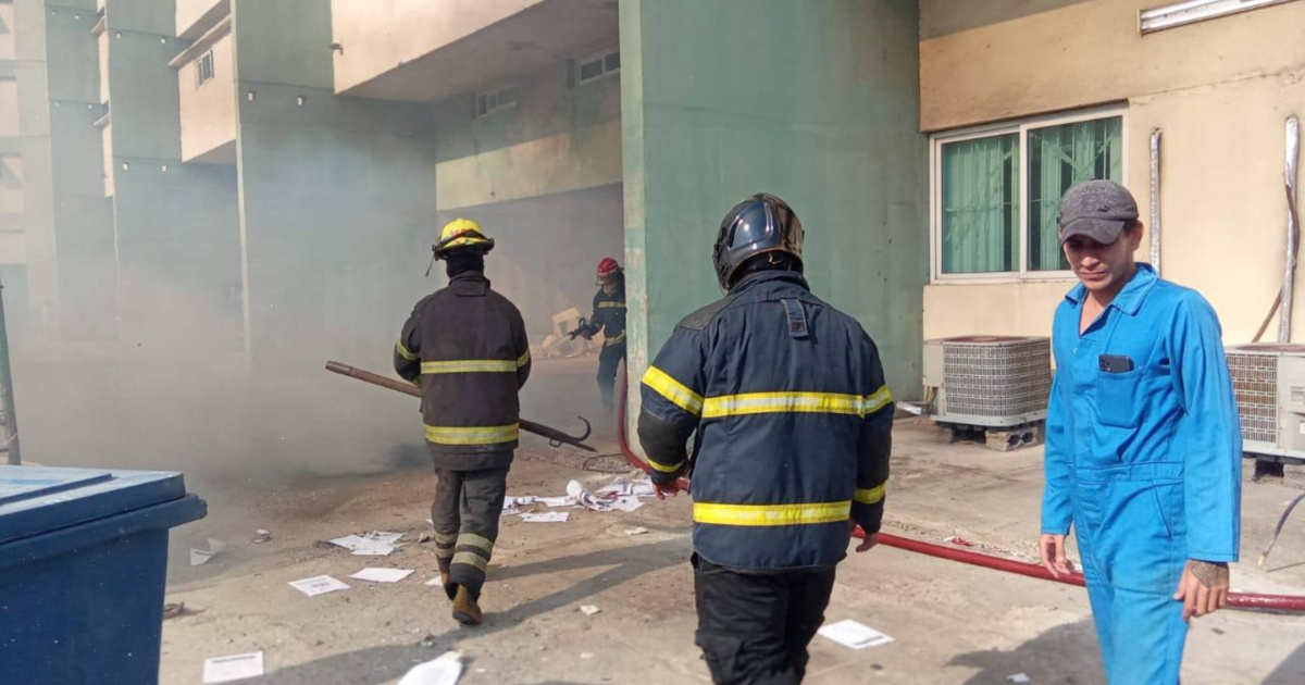 Fire in the basement of the Focsa building in Havana mobilizes firefighters