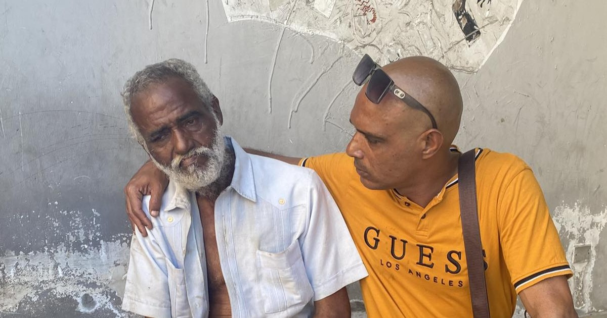 Elderly man living on the streets in Santiago de Cuba has his walking stick stolen