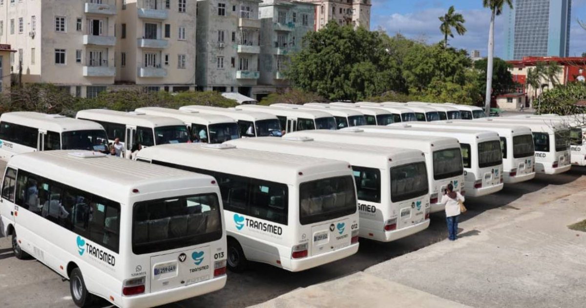 The Cuban government boasts about a new fleet of buses for health services while the country is out of fuel