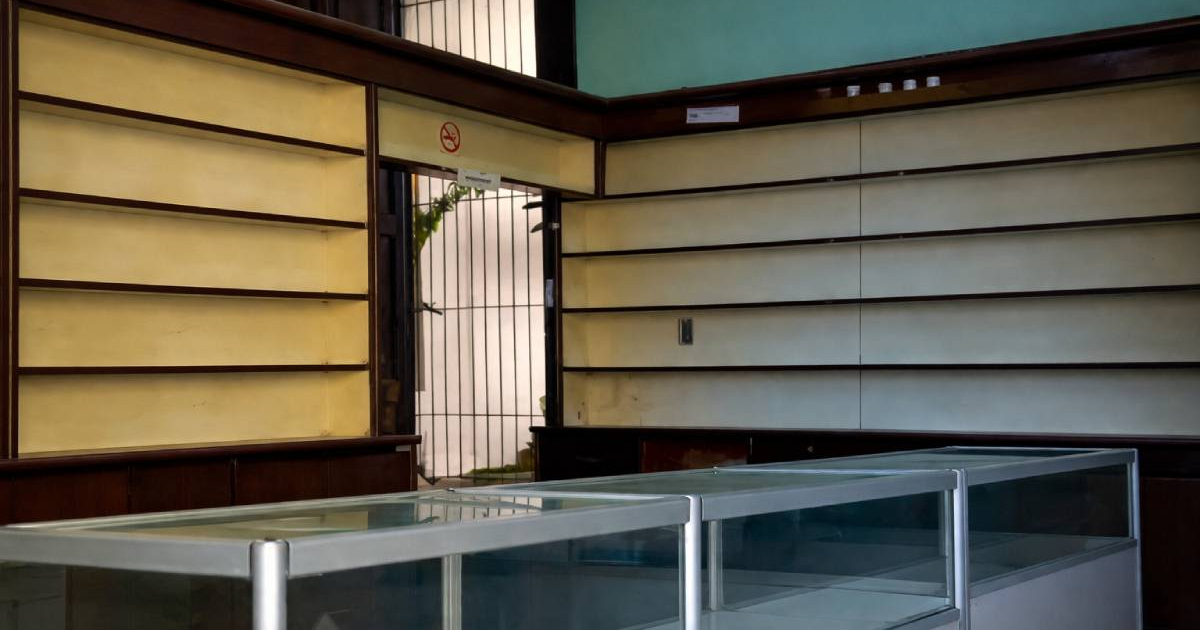 This is how pharmacies are in Cuba: a YouTuber goes in to look for medications and finds empty shelves