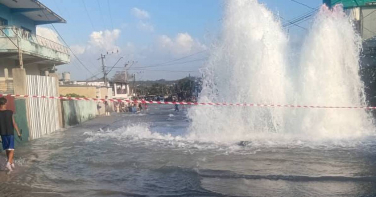 Water Main Burst Floods Streets in San Miguel del Padrón, Cutting Off Service to Guanabacoa and Eastern Havana