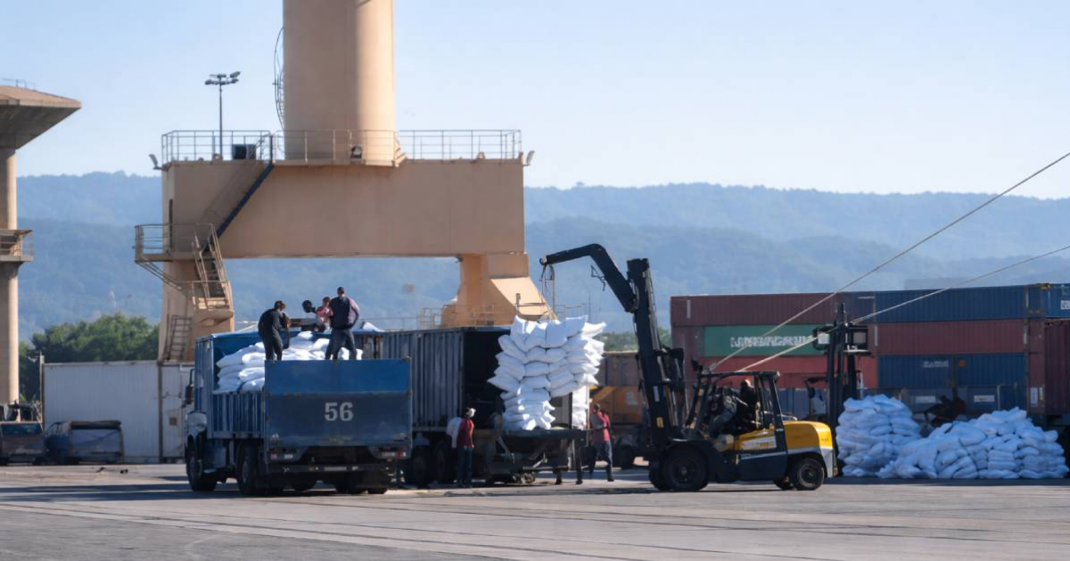 Rice Unloaded in Santiago de Cuba Amid Public Doubt: "Who Will Get It?"