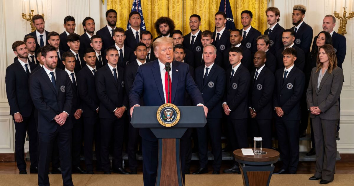 Trump Hints at Potential Changes in Cuba: "I'll Wait a Couple of Weeks"