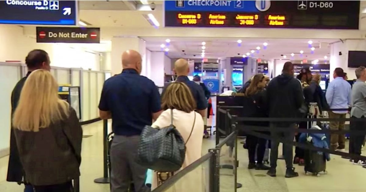 Cuban Resident in the U.S. Detained After Family Visit to Cuba