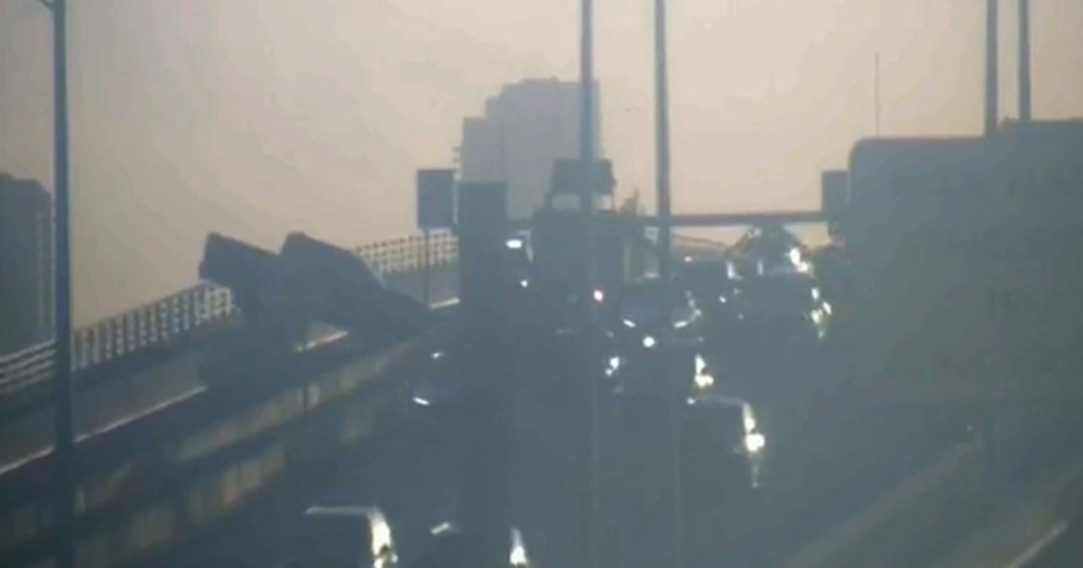 Shocking Traffic Incident: Pickup Truck Dangling from Barrier on MacArthur Causeway