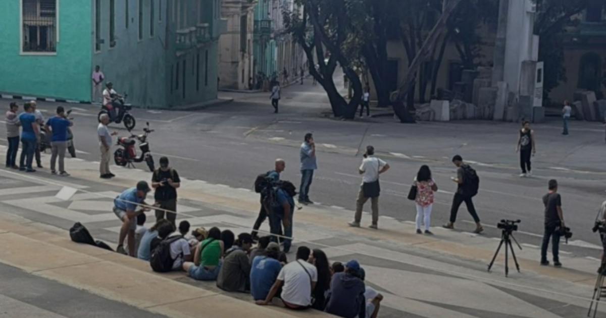 Journalist Reveals Political Police Surrounding University of Havana Students