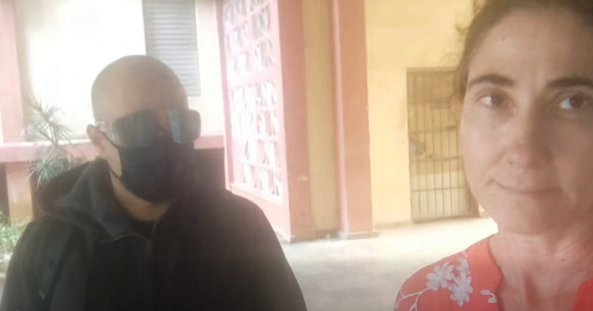 Yoani Sánchez Blocked from Leaving Home: State Agent's Vague Explanation