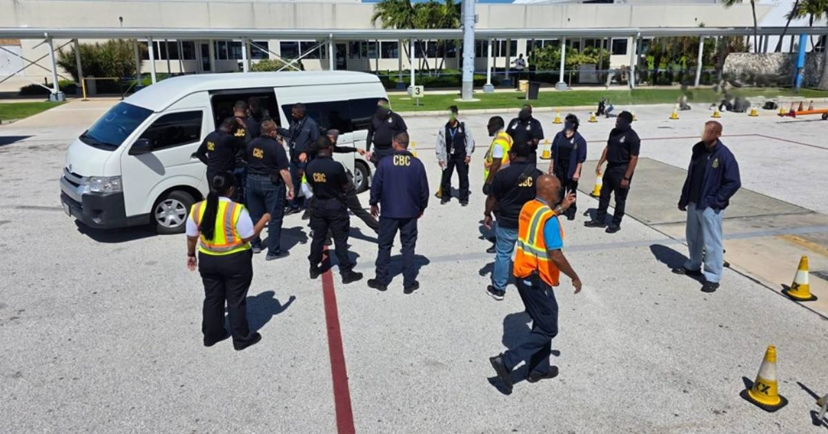 Cayman Islands deports six Cubans, bringing the total number of repatriated migrants to 20 in 2026