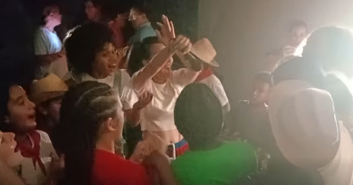 Sing the "carapálida" and hit oneself on the chest: Castroist manual for using children for political purposes