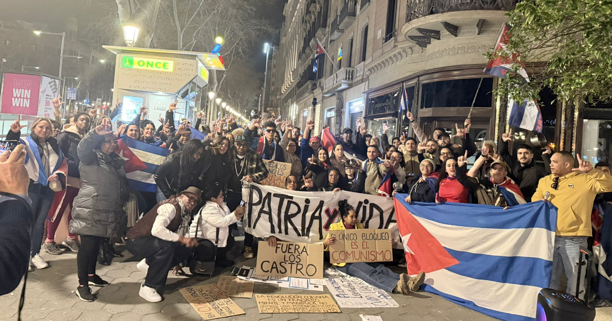 Cubans demonstrate in front of the consulate in Barcelona in support of the protests on the island and against the regime's repression