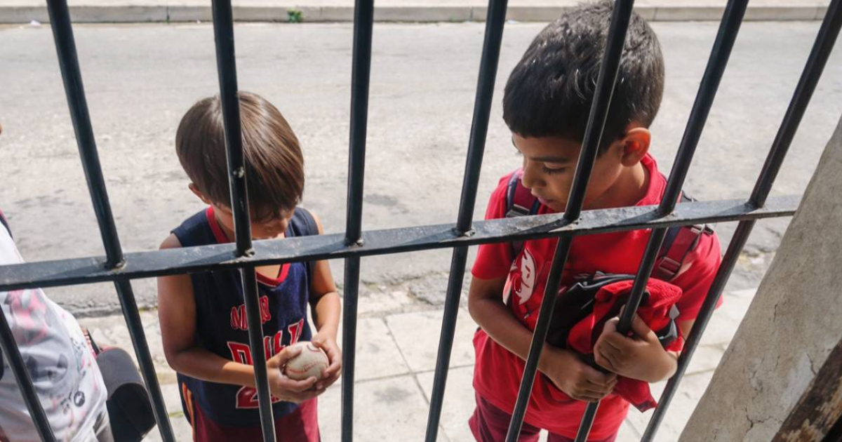 Cuban violinist surprises children in his neighborhood with a gift