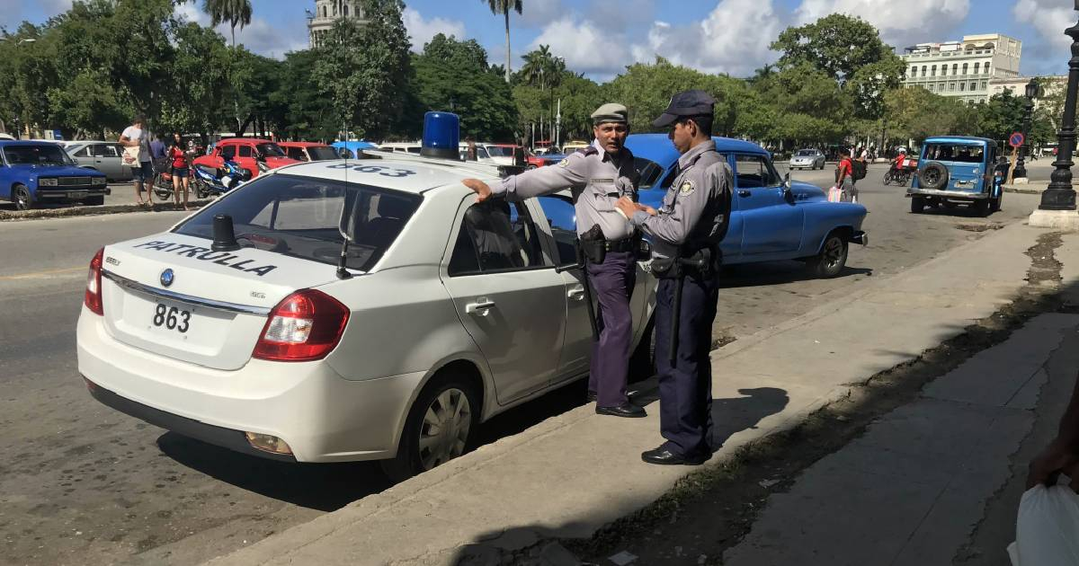 Cubans Mock Police in Havana with Pot-Banging Protest During Blackout