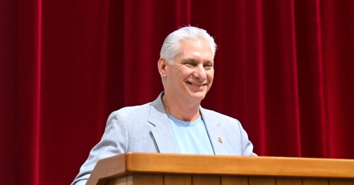 "Here is a people who prefer to live standing up rather than die on their knees," says Díaz-Canel to foreign allies in Cuba