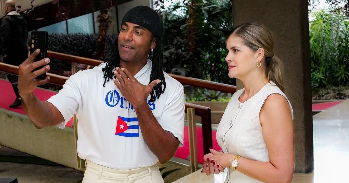 The elected president of Costa Rica meets with Cuban singer Yotuel: "Freedom is not negotiable."