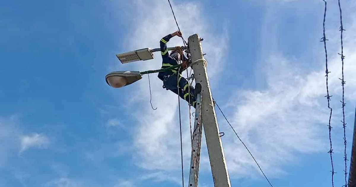 Cuban Authorities Warn of Slow Recovery from Widespread Blackout: Regional Microsystem Efforts Underway