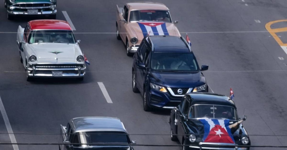 Cuban exiles in Miami demand an end to the dictatorship and the release of political prisoners during a caravan of classic cars