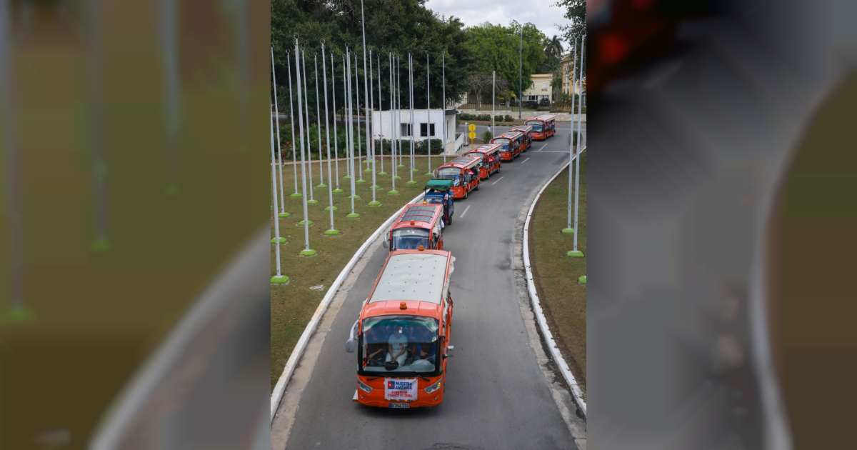 Convoy Nuestra América moves through Havana in electric vehicles while Cubans suffer from the transportation crisis