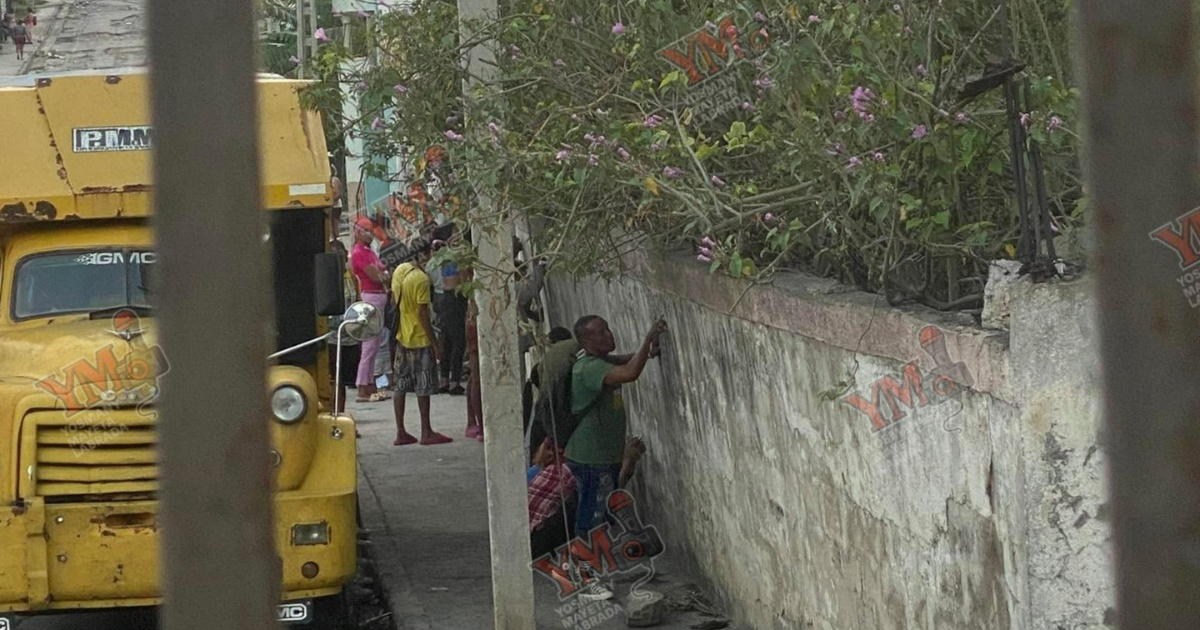 Residents in Santiago de Cuba Scrape Walls in Search of Gold