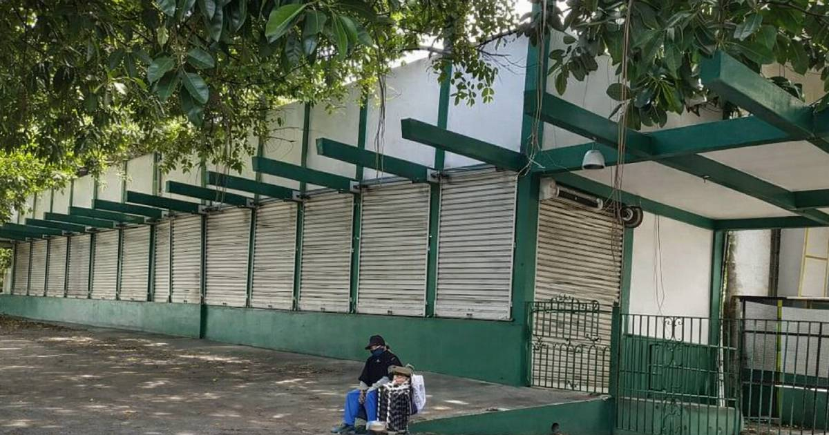 Cubans Mourn Neglect of Former Ekloh Store in Havana