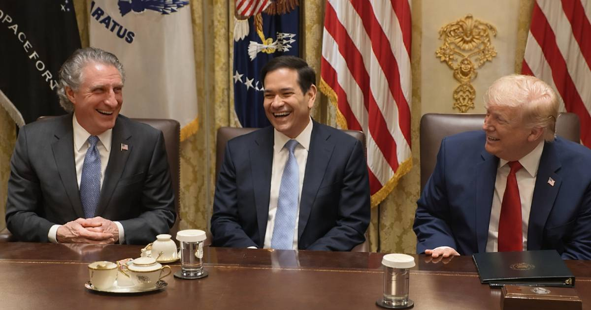 Trump inquires about his statue in Venezuela during cabinet meeting