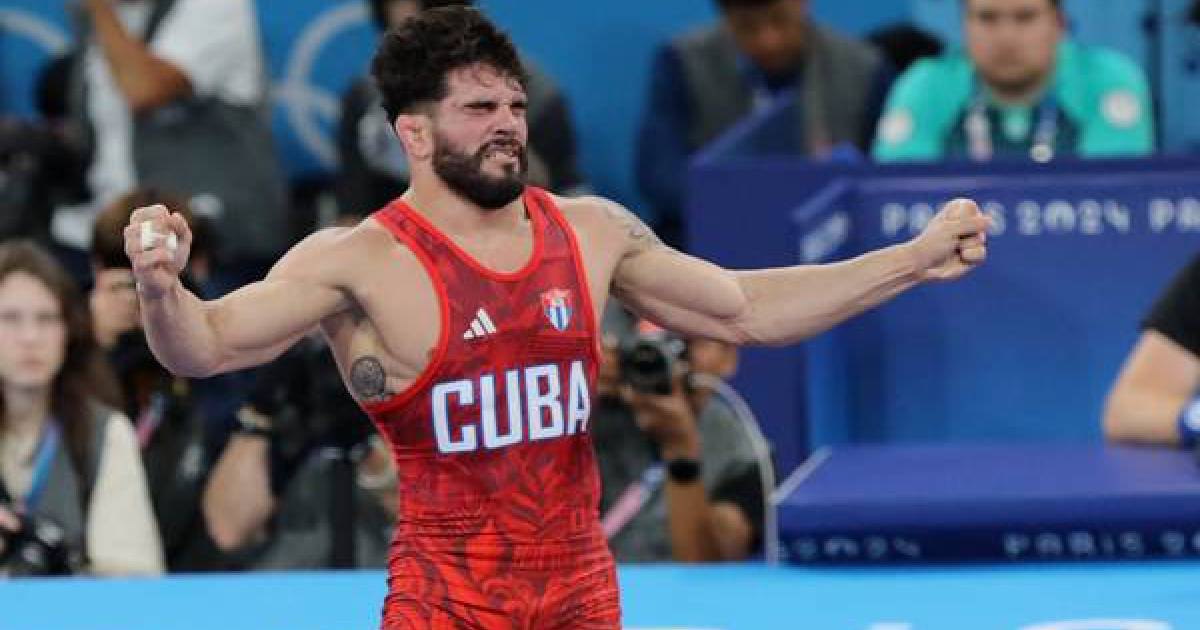 Luis Orta surrenders to Uzbek Khalmakhanov in the Professional Wrestling League