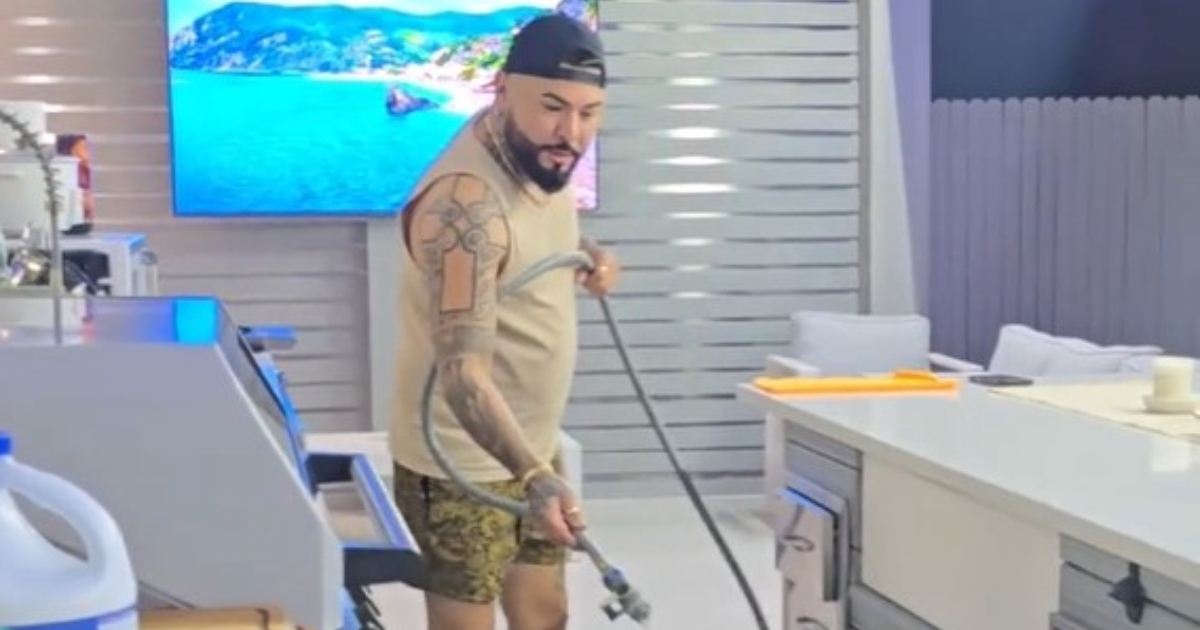 El Chacal Surprises Fans: Post-Concert Chores Shock His Wife