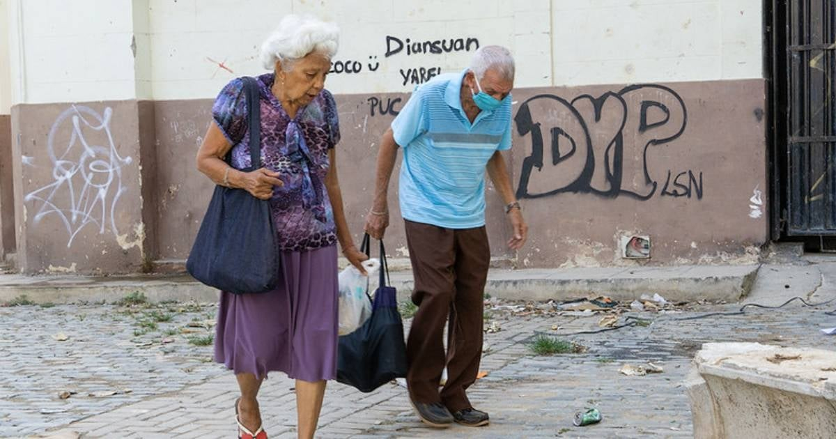 They will pay Cuban retirees in shopping centers in Havana