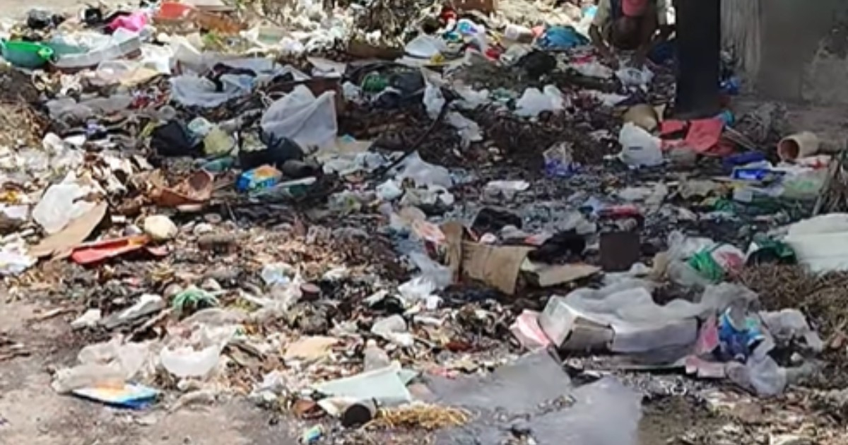 The unsanitary conditions show no mercy: Cuban reports lack of water and a trash dump on a street in Havana