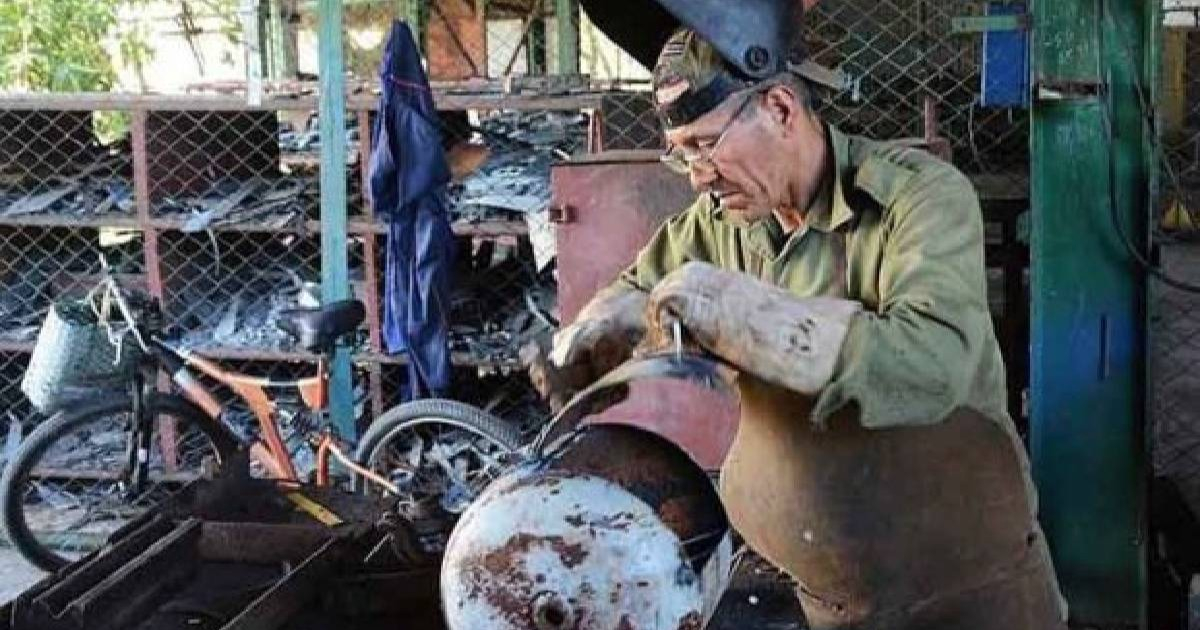 Another invention? They manufacture a biomass oven in Granma to dry rice in light of the energy and food crisis