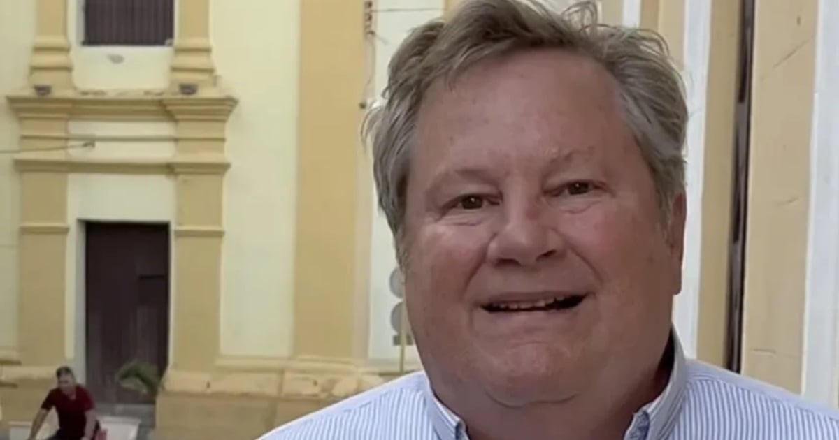 Mike Hammer Delivers a Lesson on Democracy to Cuban Officials