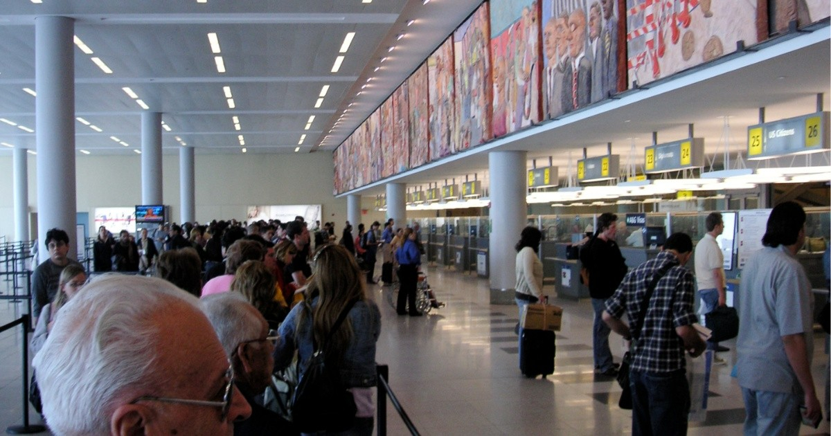 Trump Suggests Shifting Airport Security to Private Sector