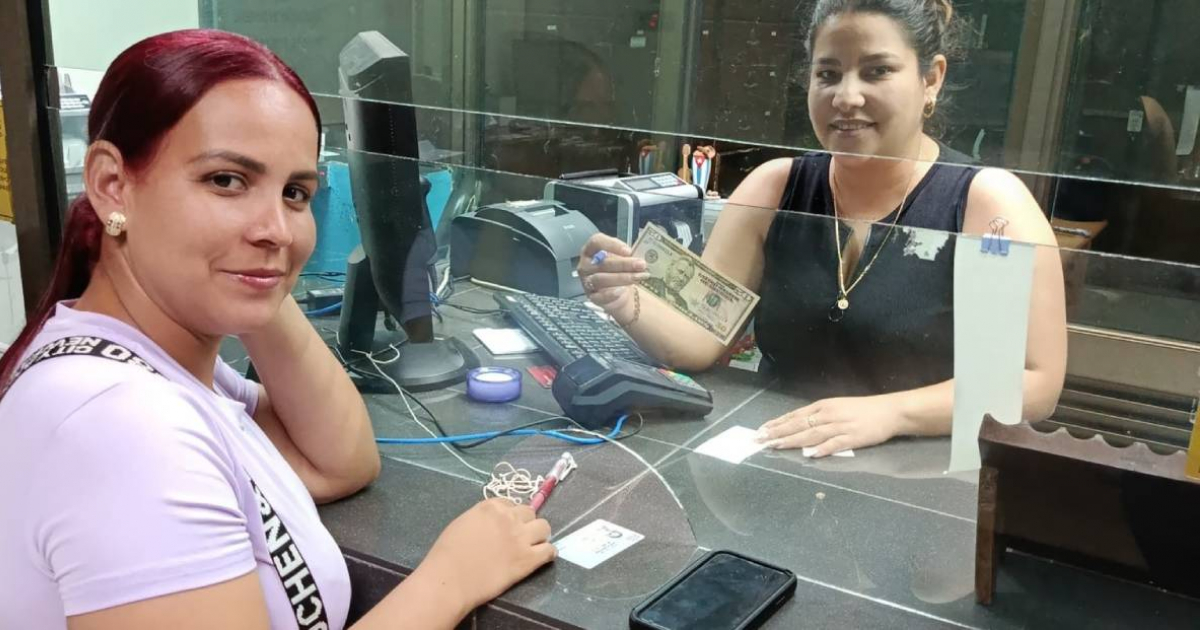 Cubana cobra una remesa en dólares en efectivo en CADECA © Facebook CADECA