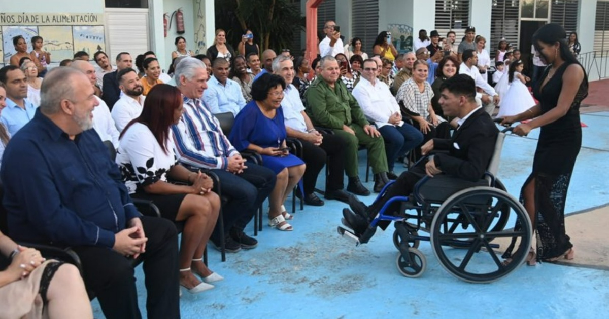 Díaz-Canel joins the propaganda after visiting the school "founded by Fidel and attended by Raúl."